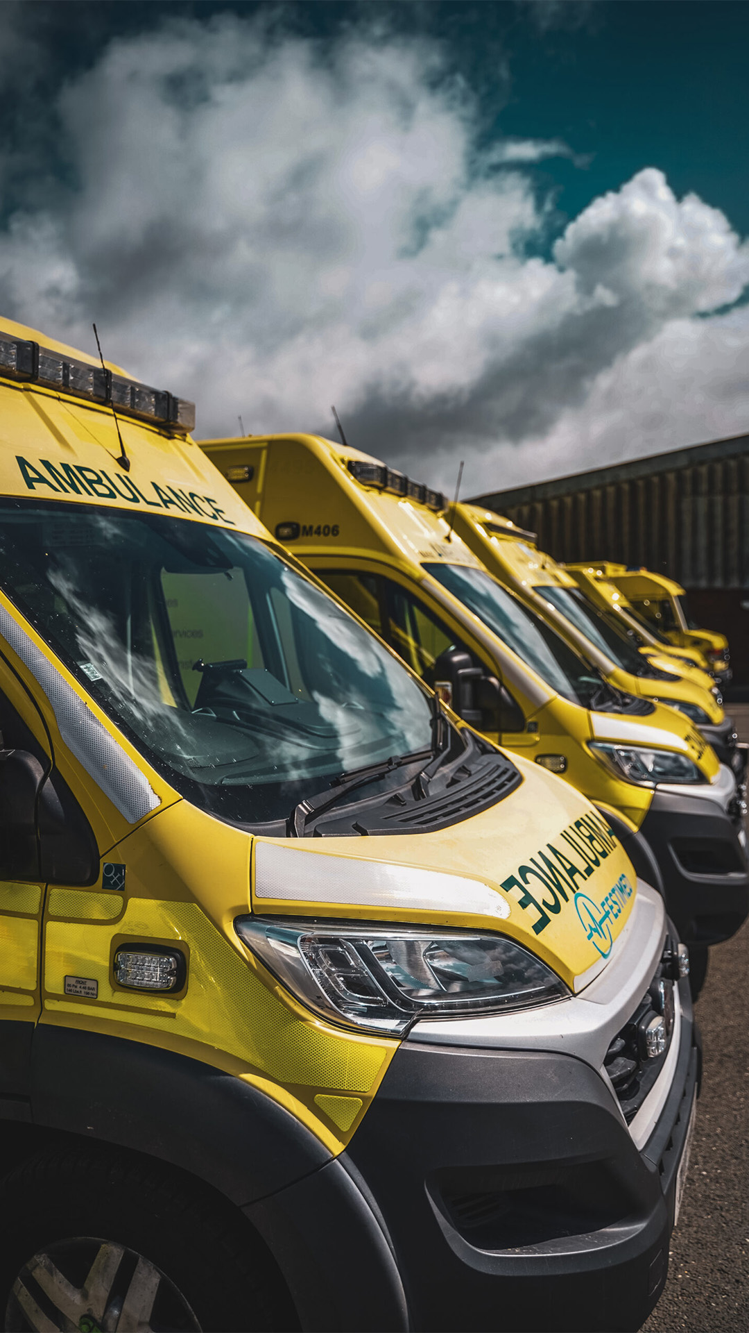 Närbild på ambulansbilar som är installerade med MobiMed enRoute