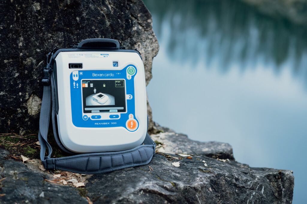 Hjärtstartaren Reanibex 300 är en extern defibrillator som hjälper till att rädda liv. Vid akut hjärtstopp räknas varje sekund