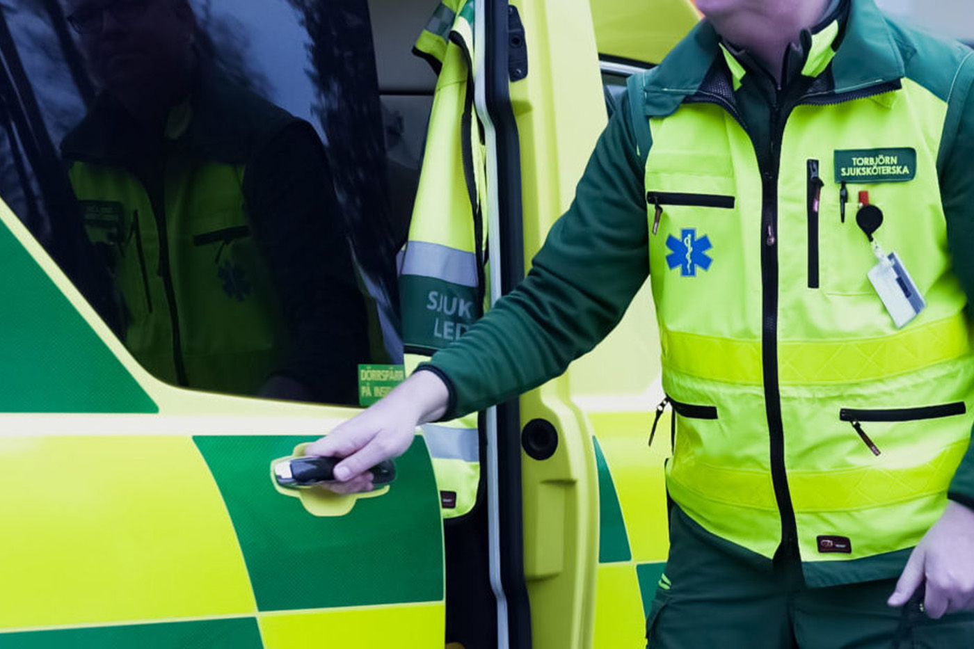 Ambulanspersonal öppnar dörr för att ta ut MobiMed monitor i väska för att mäta värden på patient