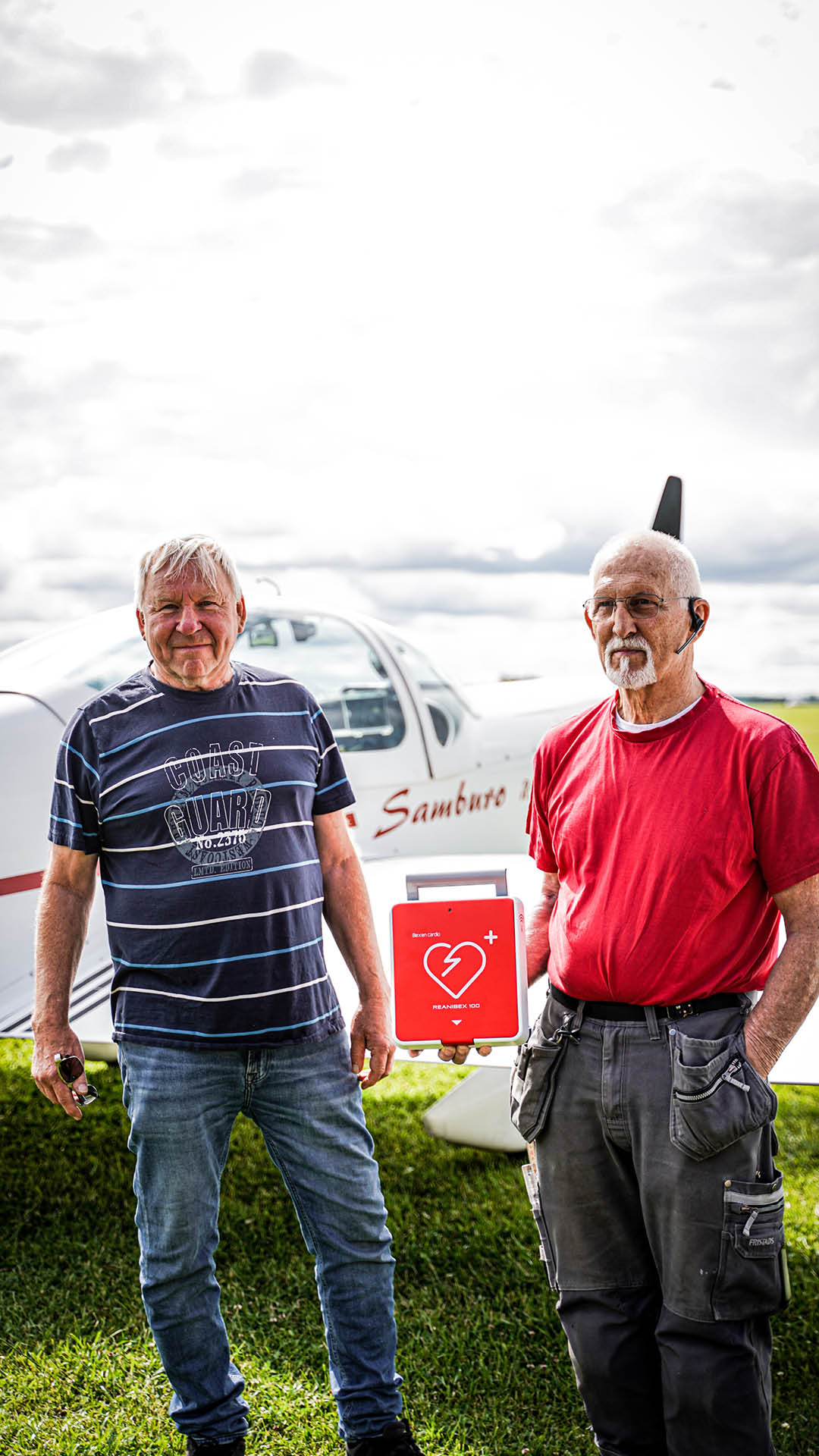 Two men from Uppsala flightclub with a Reanibex 100 in front of plane